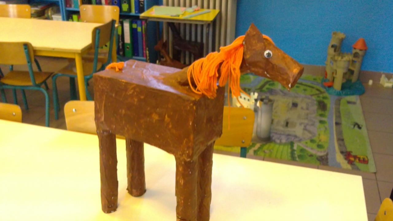 cheval en papier mâché