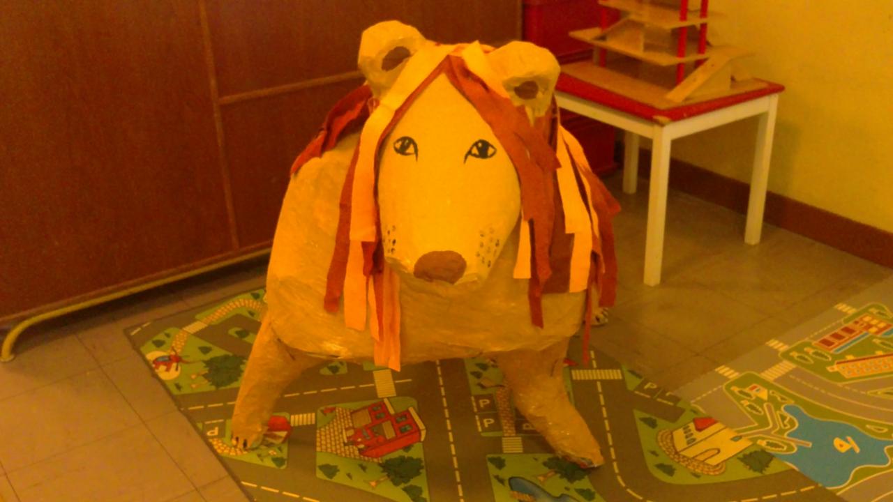 petite section le lion en papier mâché