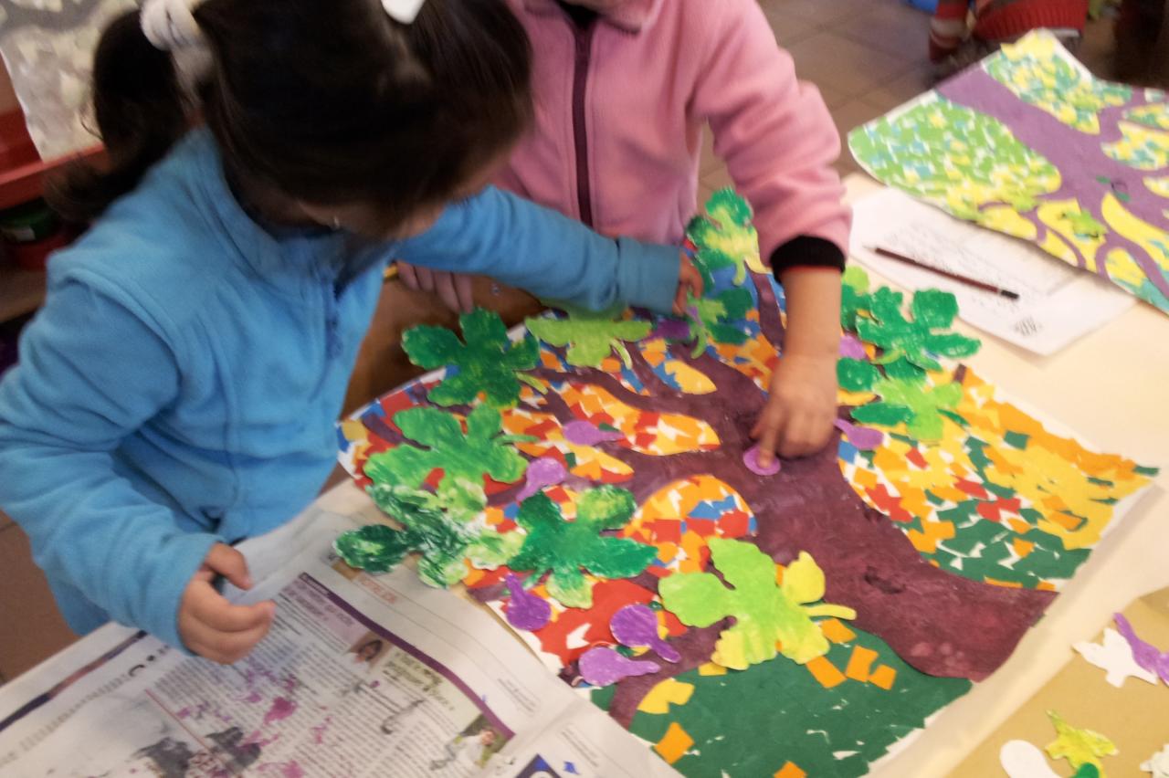 collage arbre en été petite section de maternelle