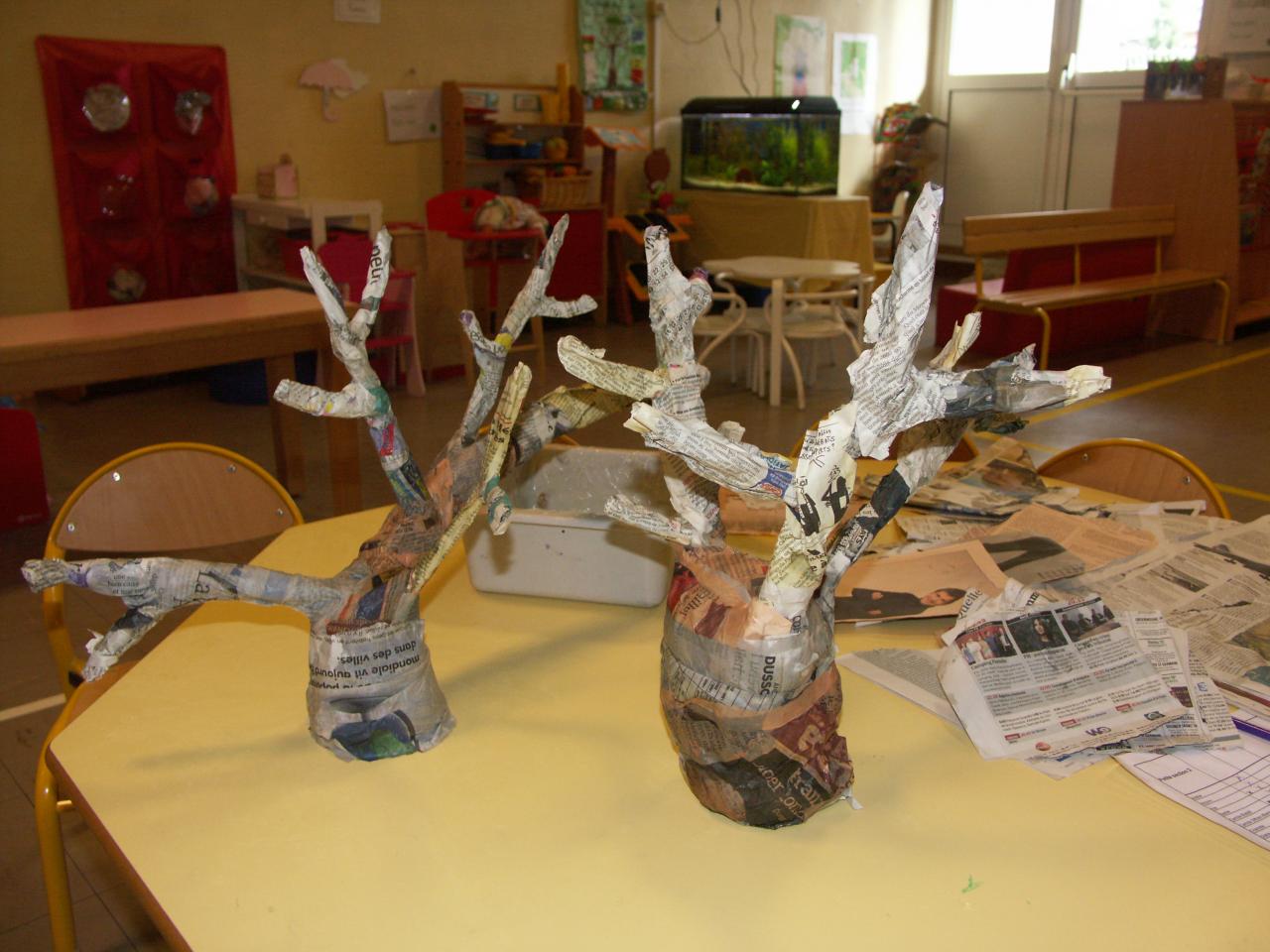 petite section arbres en papier mâché