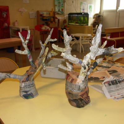 petite section arbres en papier mâché